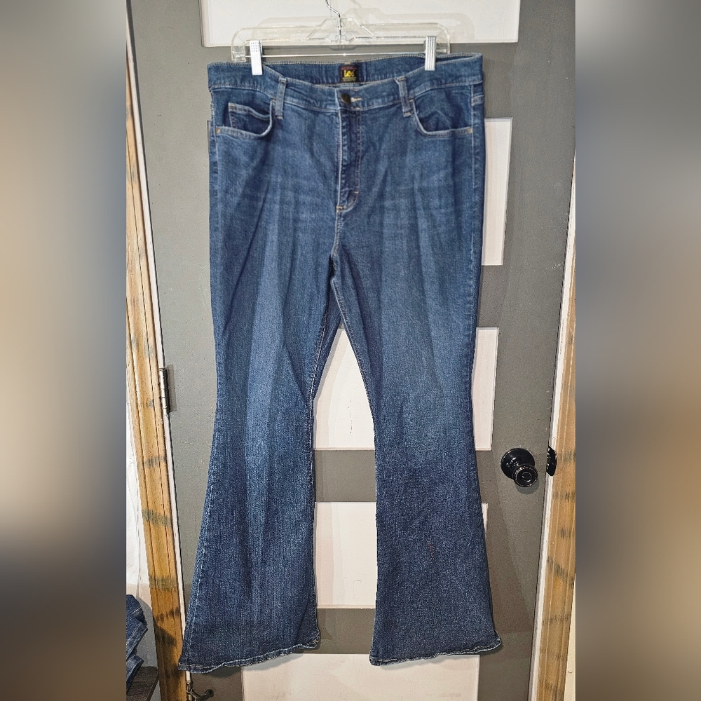 Lee Flared Jeans- EUC